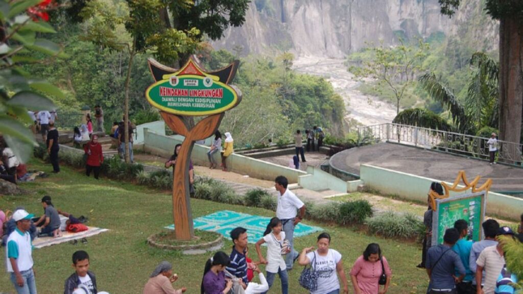 Wisata Ngarai Sianok