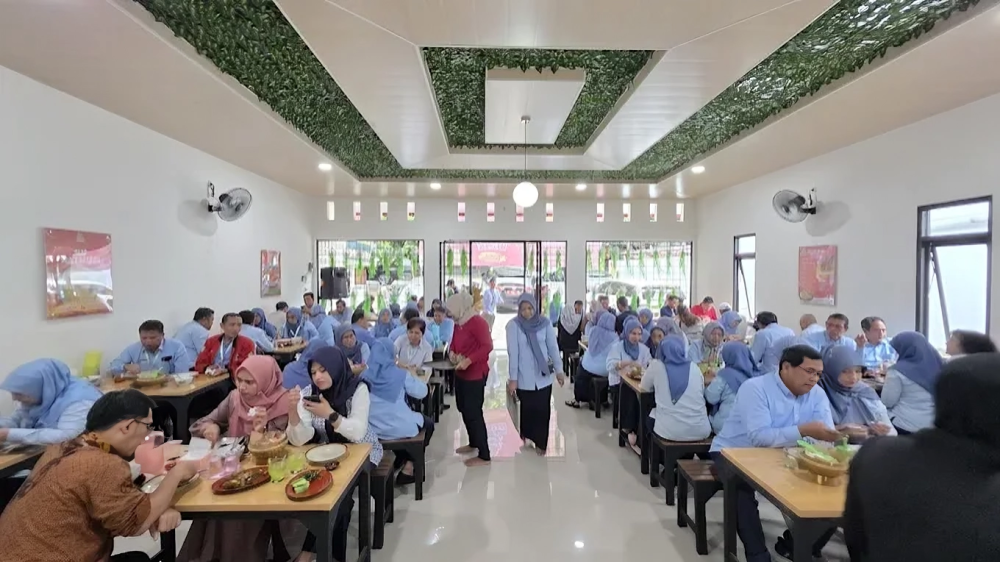 ramainya pengunjung ayam goreng laos mazprie ramainya pengunjung ayam goreng laos mazprie
